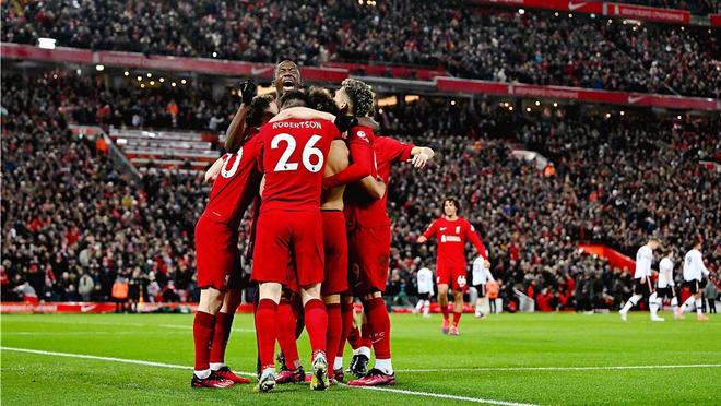 把自己整笑了前莱斯特城中场恩迪迪入场时滑倒，带倒身后队友